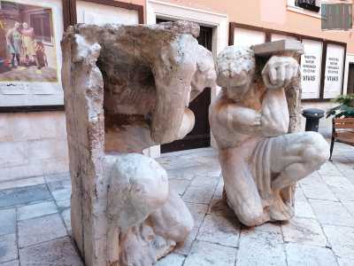 Nel gennaio del 2024 per�, in occasione della visita a Bari del Presidente della Repubblica Sergio Mattarella, le statue furono spostate nel cortile interno del Comune